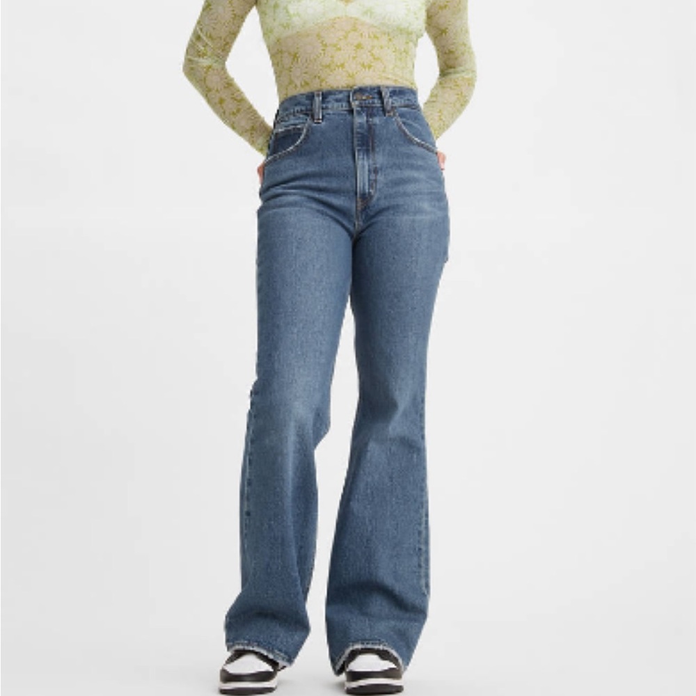 NWOT Levi’s 70s flare size 27